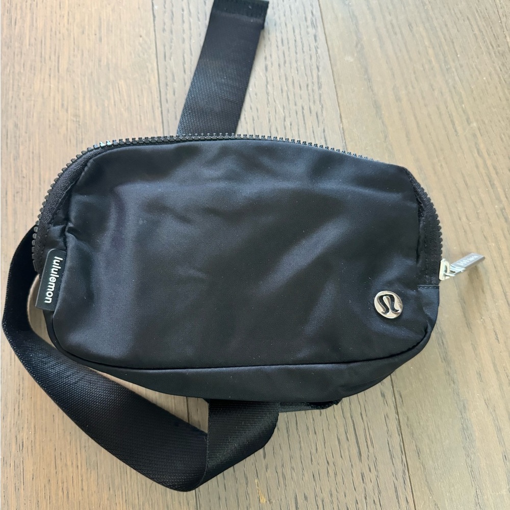Lululemon Everywhere Belt Bag 1L in Black